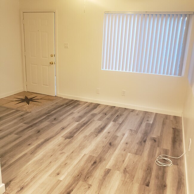 Building Photo - 141 Daisy Ave