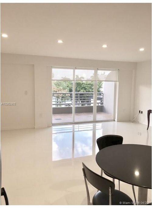 Building Photo - 3121 Commodore Plz