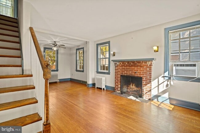 Building Photo - 108 E Spring St