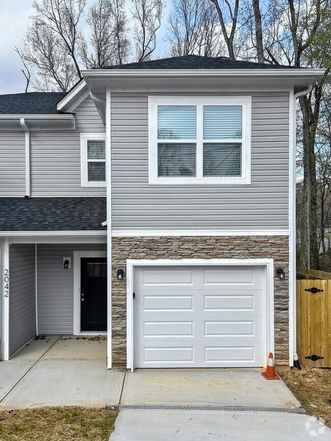Building Photo - 2042 McDonald Dr