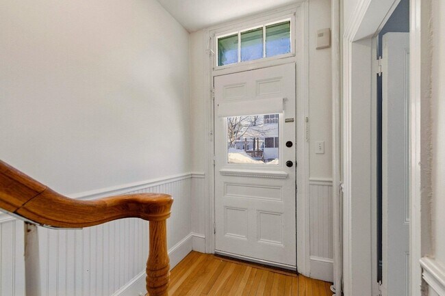 Building Photo - 514 Middle Street