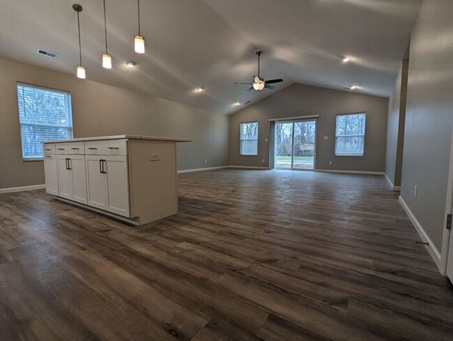 Building Photo - 4 Bedroom Home With An Open Floor Plan In ...