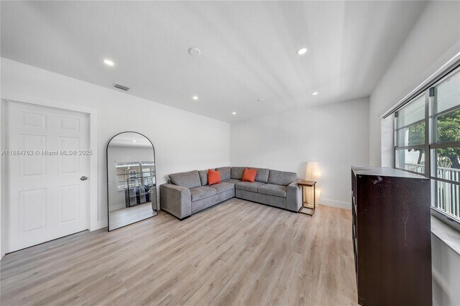 Foto del edificio - 2464 SW 22nd St