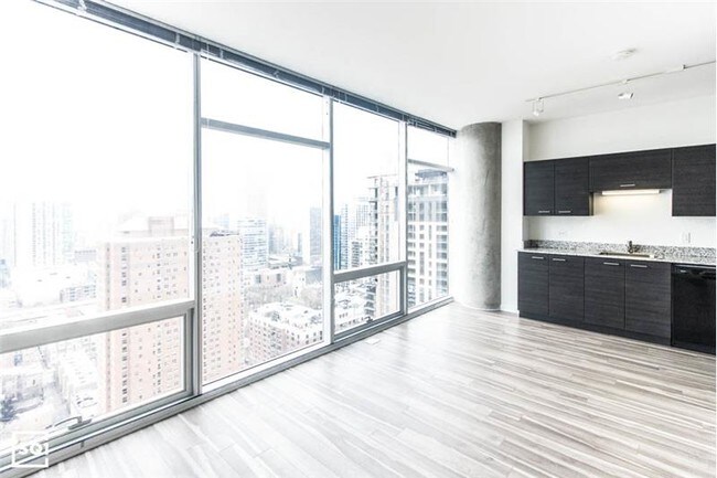 Building Photo - 730 N LaSalle Dr