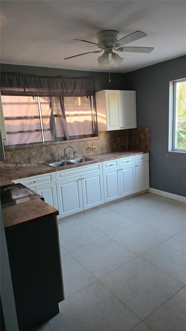 Foto del edificio - 3300 NW 23rd Ave