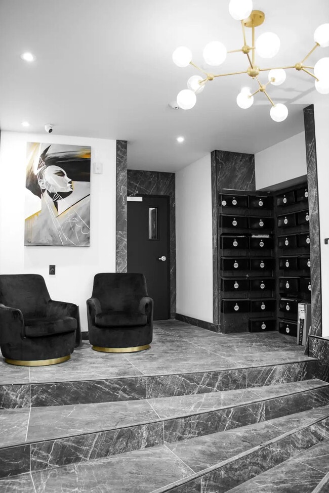 Building Photo - 4820 De La Côte-Sainte-Catherine