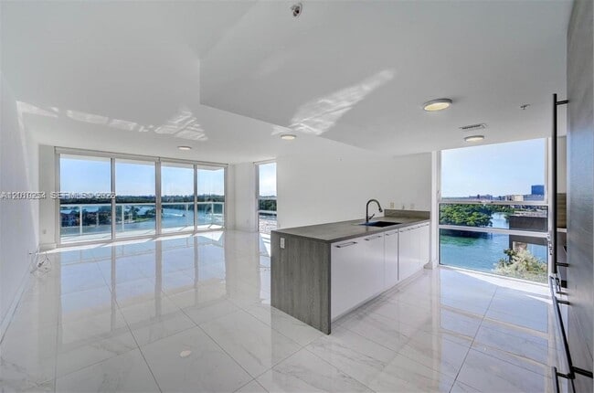 Foto del edificio - 400 Sunny Isles Blvd