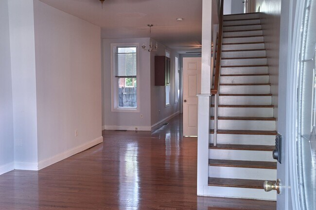 Foto del edificio - Spacious 3 Bedroom on Harris