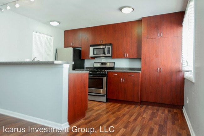 Building Photo - 7819 S South Shore Dr