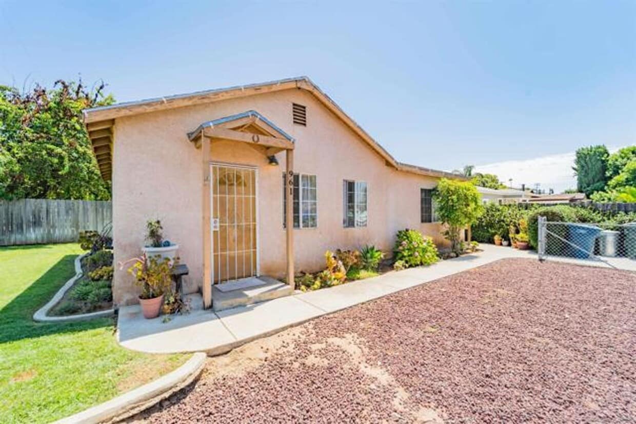Primary Photo - Charming Home In The Heart of Escondido! 9...