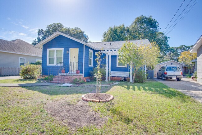 Foto del edificio - 3-Bedroom, 1-Bathroom Cottage in East Hill with Solar Power & Wraparound Deck!