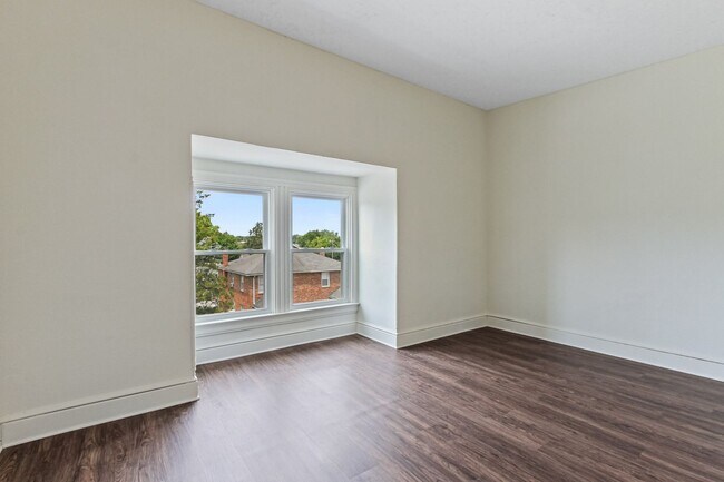 Foto del edificio - Spacious 5 Bedroom Home w/ Balcony, Porch & Yard Space!