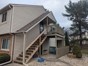 Building Photo - 1613 Lyndhurst W Dr