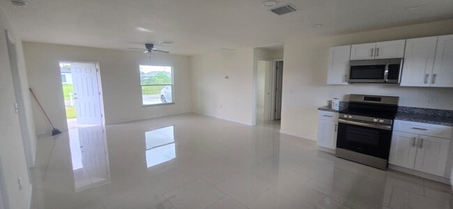 Foto del edificio - Great SW Location-Three Bedroom -two bath