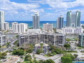 Building Photo - 600 Parkview Dr