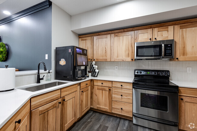 Lounge Kitchen - Lake Place Luxury Apartments & Townhomes