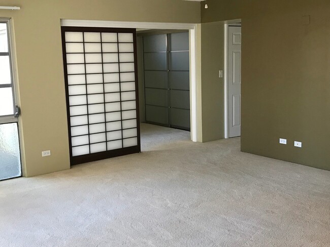 Building Photo - Marina Towers 2 Bdrm., 1.5 bath with cover...
