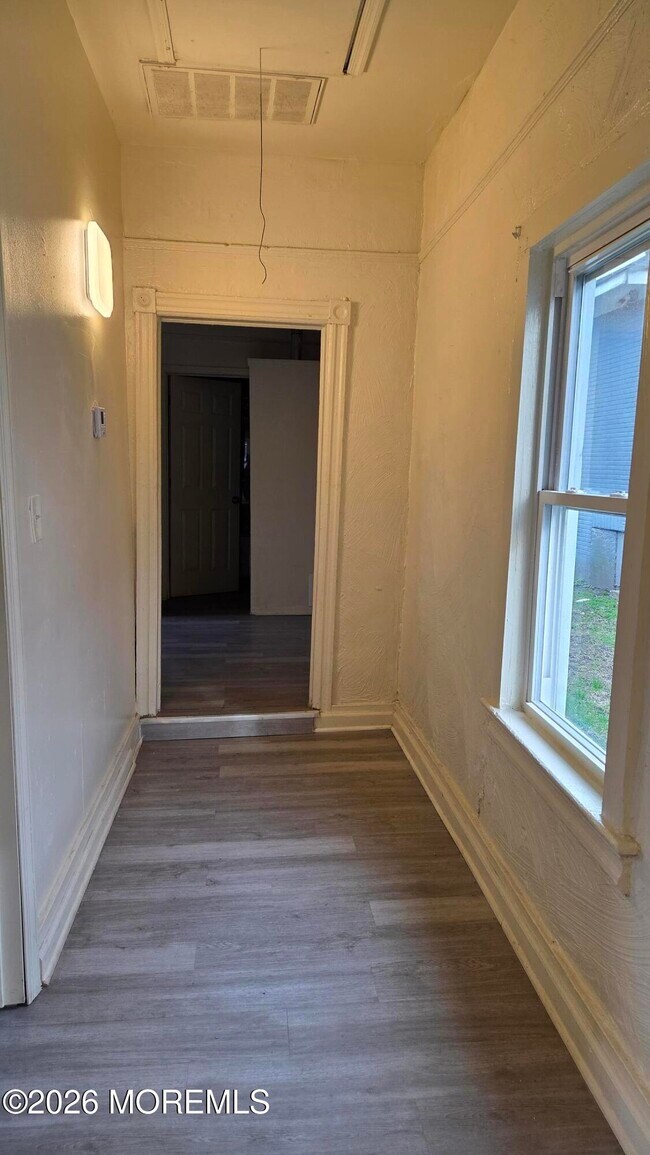 Foto del edificio - 44 Borden Ave