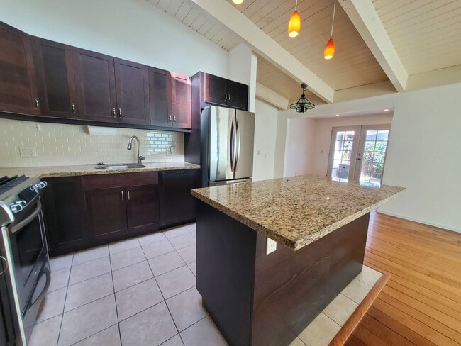 Building Photo - Kentfield 3x2 Flat + detached office, fron...