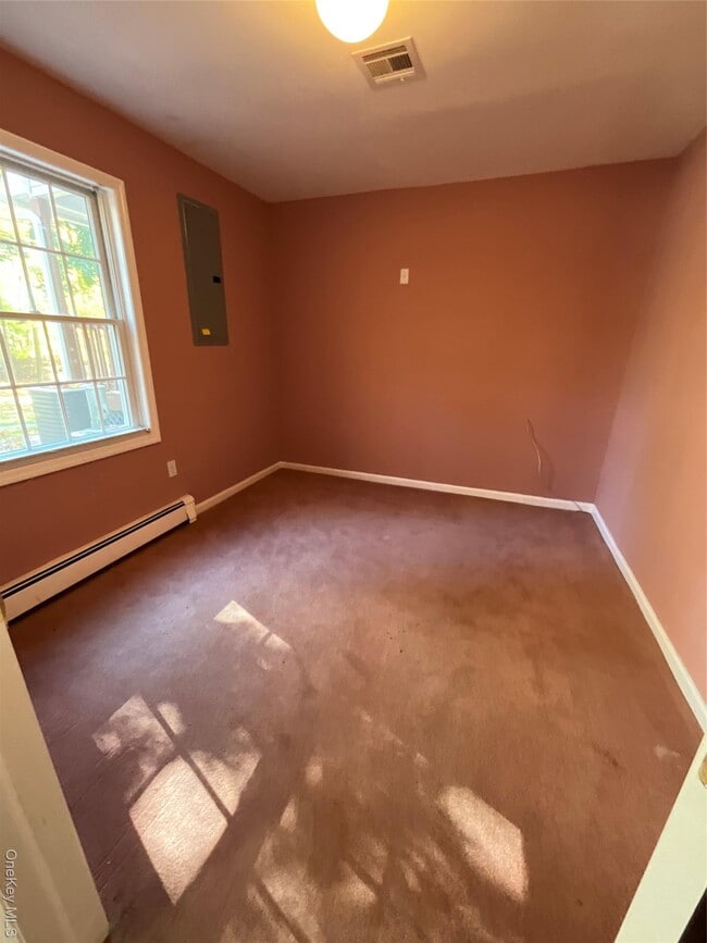 Building Photo - 2 Old Quaker Hill Rd