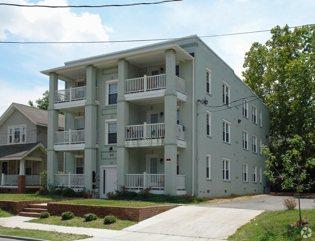 Foto principal - 819 W 38th St
