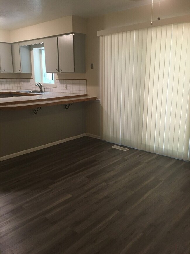 Foto del edificio - 3351 Hi-Wood Stow Ohio- 3 Bedroom 1/2 bath