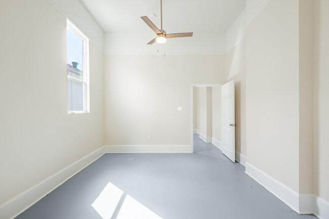 Building Photo - 618 Valence St
