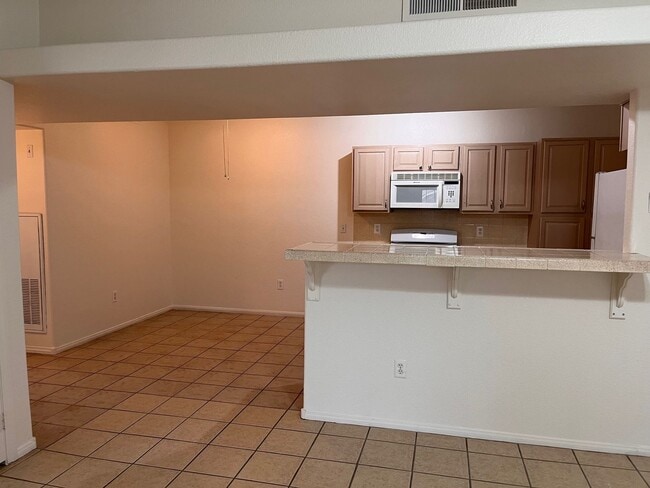 Building Photo - Mannetta Lane Condo / 2 BR - 1st Floor