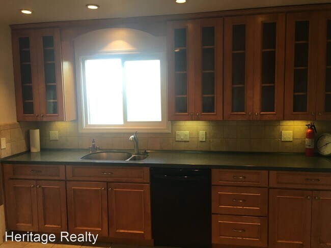 Building Photo - 3 br, 1 bath House - 1140 Harbor Boulevard