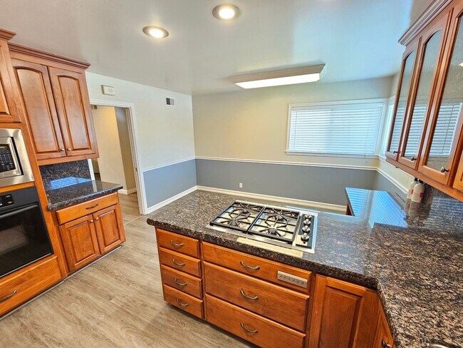 Building Photo - Beautiful 4 Bed 3 Bath on treelined street!