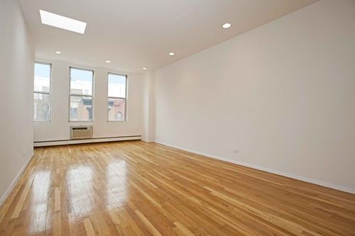 Foto del edificio - 125 Manhattan Ave