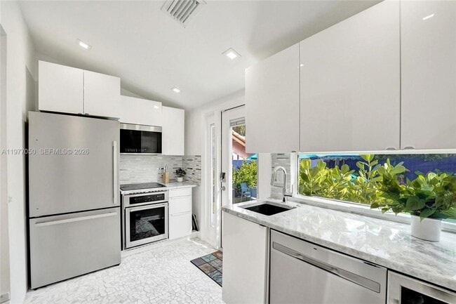 Building Photo - 3305 NE 16th Ct