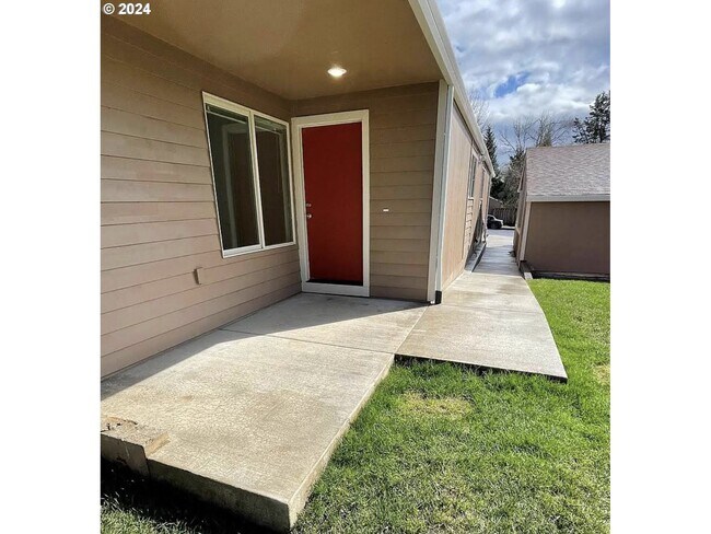 Building Photo - Bright and Airy Home with Stainless Steel Kitchen, Vaulted Ceilings & Washer + Dryer