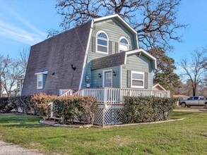 Building Photo - 825 Commodore Dr