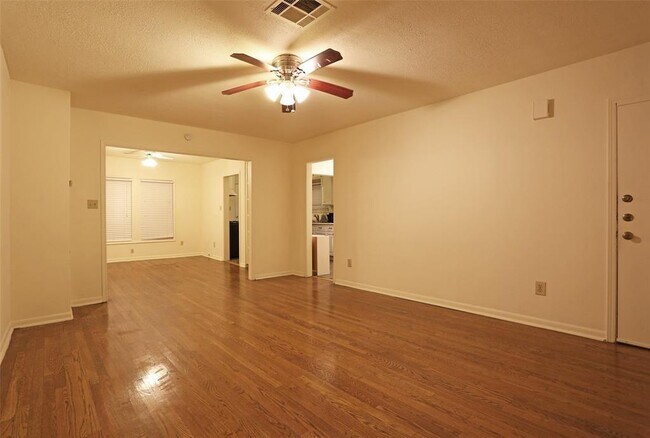 Foto del edificio - 1135 W Clay St