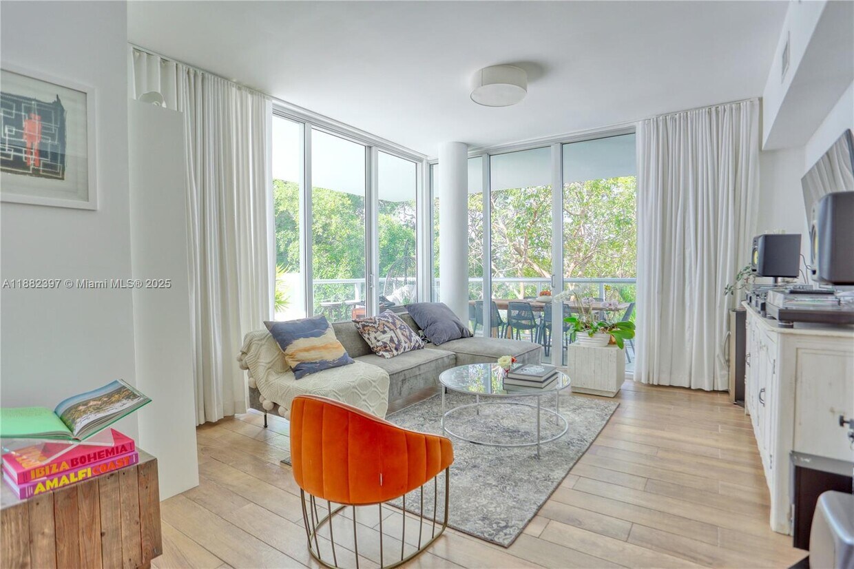 Foto principal - 720 NE 62nd St