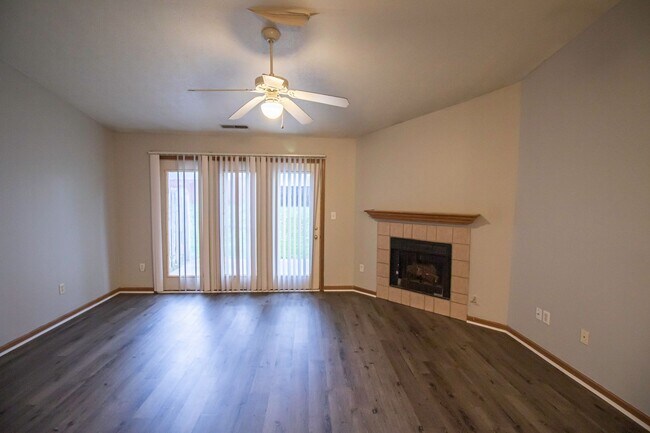 Foto del edificio - 3521/3523 E Thornhill Circle