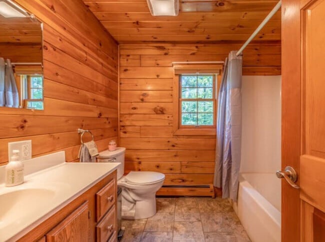 Building Photo - Modern Lakefront Cabin with Hot Tub & Amaz...