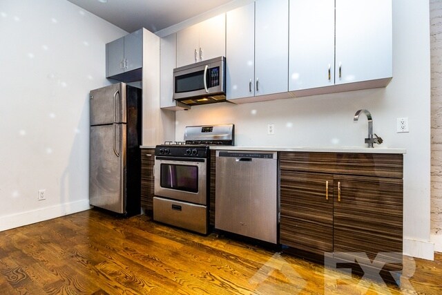 Foto del edificio - 104 Rogers Ave