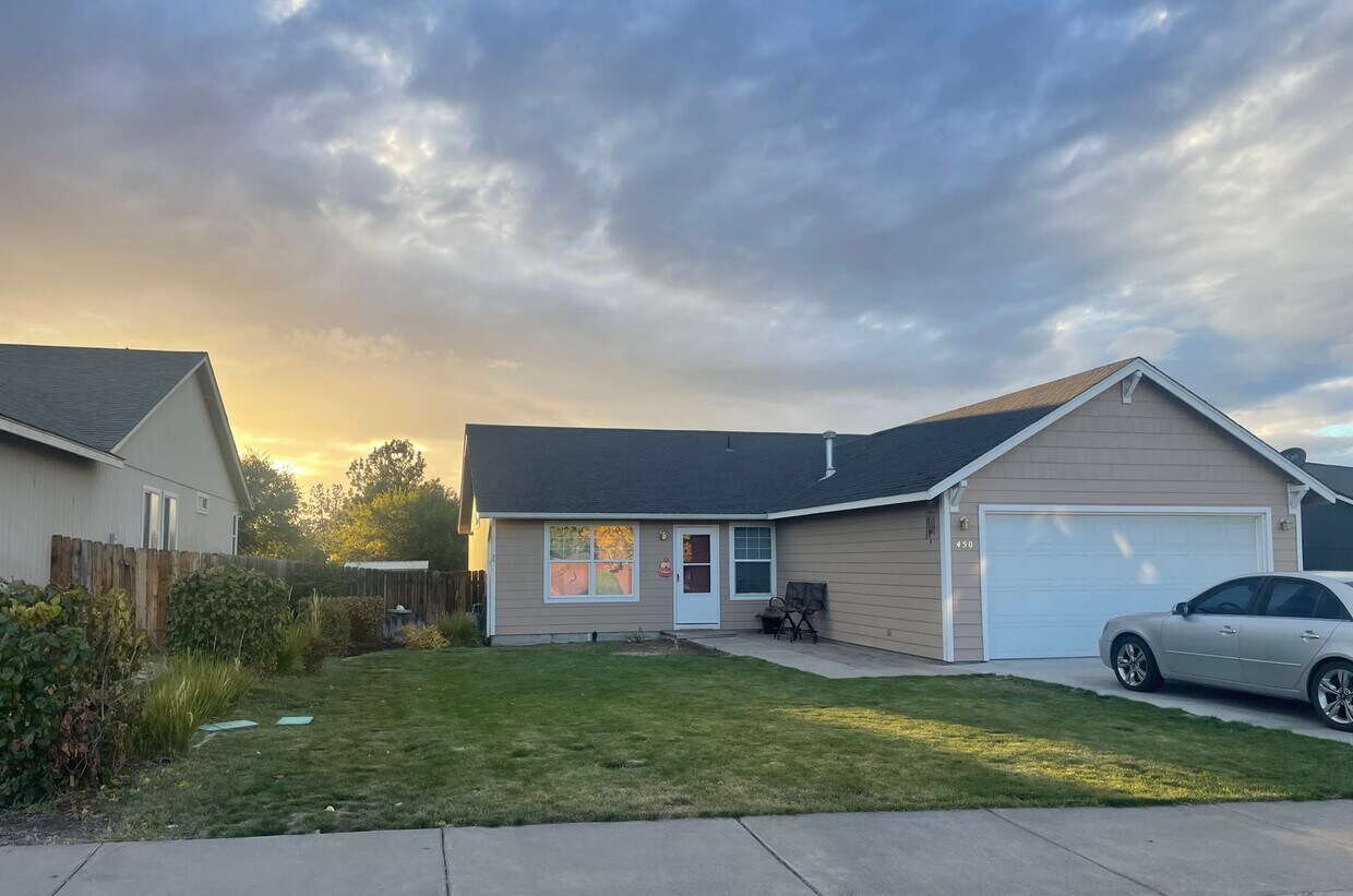 Primary Photo - 3 Bedroom / 2 Bathroom Home in Madras