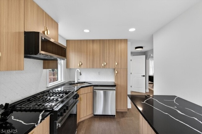 Building Photo - 21 Lombardy Pl