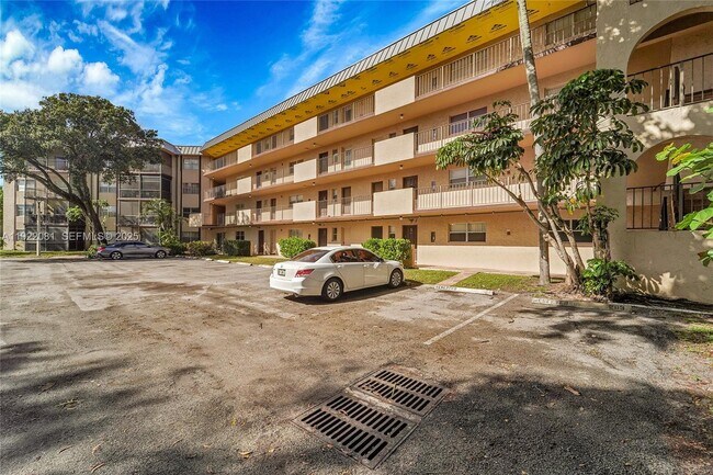 Foto del edificio - 6101 N Falls Cir Dr