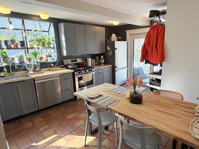 Building Photo - 138 Larch Rd