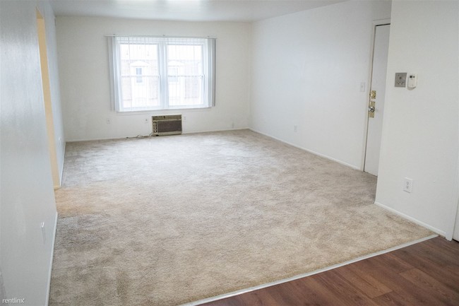 Building Photo - 2 br, 1 bath Apartment - 772 Green Rd Apt 207
