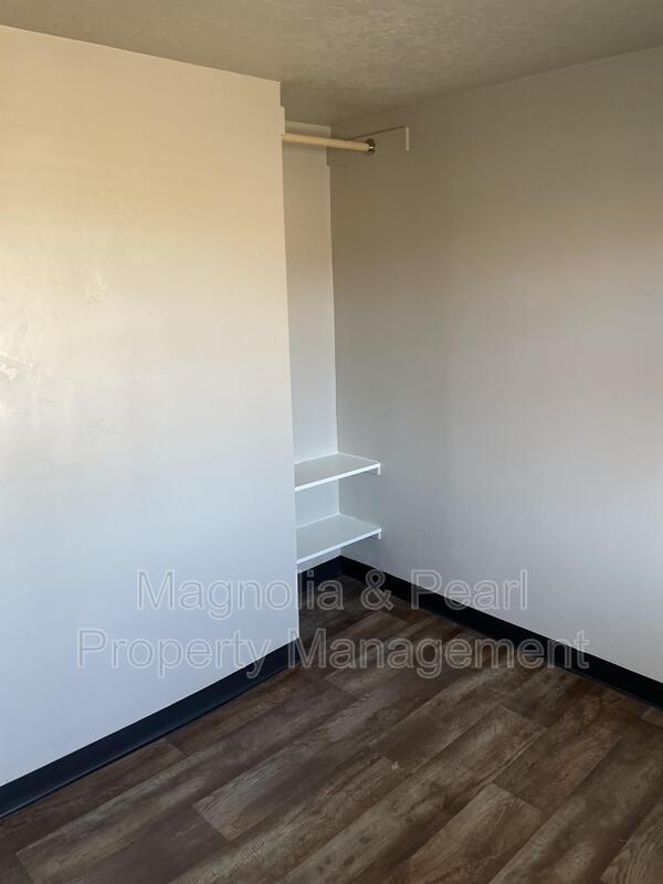 Building Photo - 712 E Grove Ave