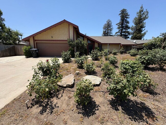 Foto del edificio - Spacious SE Visalia home Available Now!