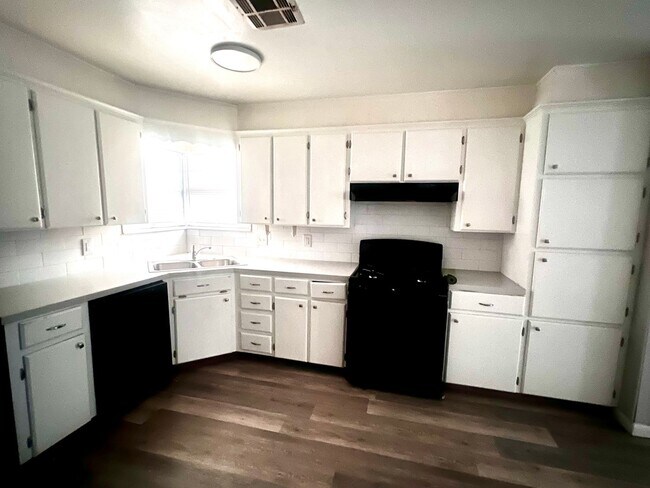 Foto del edificio - Beautiful 4 Bedroom 2 Bath home