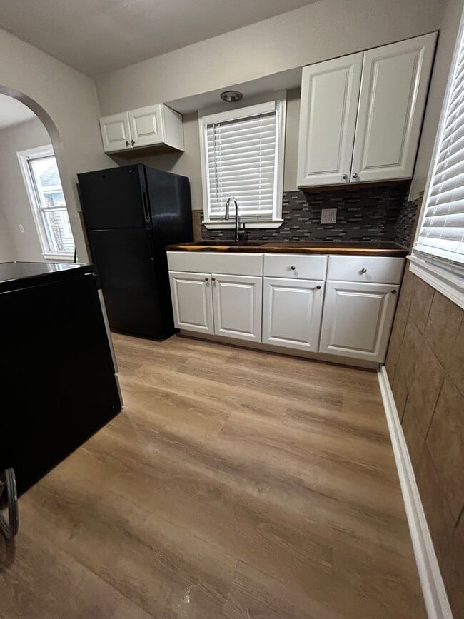 Foto del edificio - CUTE 2 BEDROOM HOUSE WITH LARGE BACKYARD IN HAMILTON! QUIET STREET