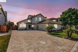 Building Photo - 2435 Pinehurst Ct