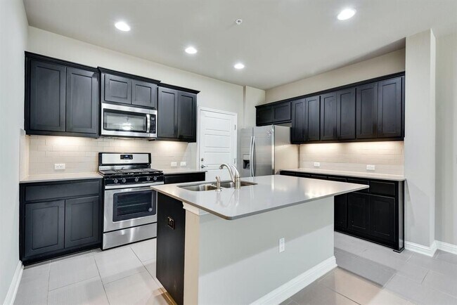 Foto del edificio - 13800 Lyndhurst St